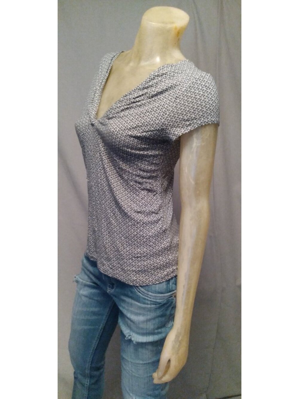 Worthington Black White Geo V Neck Cap Slv Top Shirt Blouse Womens MEDIUM USED - Picture 2 of 5
